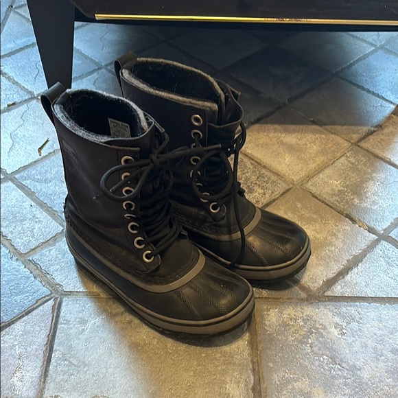 Sorel winter boots size 6.5. Only worn a couple of times. - Picture 1 of 5
